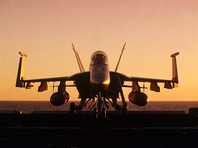 Ända sedan filmen Top Gun har flygplanstillverkarna älskat bilder med solnedgång och flygplan. Här en Superhornet ombord på ett hangarfartyg.