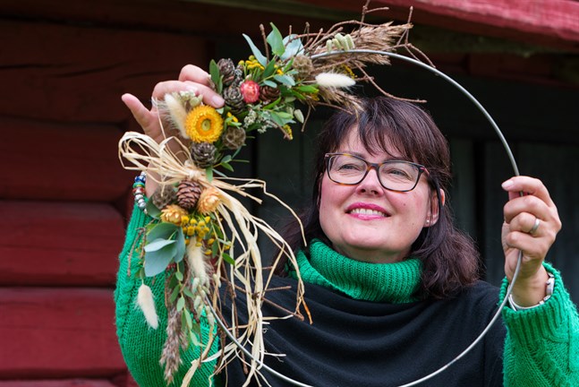 Susanne Backa-Norrena använder gärna metallringar för att skapa arrangemang som kan hänga på en dörr, en vägg eller i ett fönster.