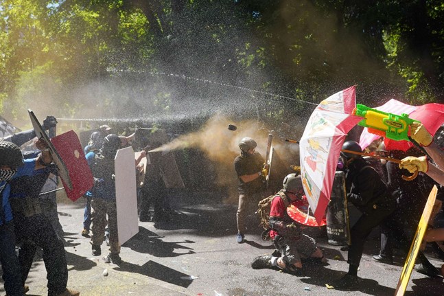 Den som kan framstå som en garant för ordning och reda har en fördel, skriver Claus Stolpe om kandidaterna i presidentvalet i USA. Bilden är tagen den 22 augusti när demonstranter kastade föremål och sköt pepparspray mot varandra i Portland, Oregon.