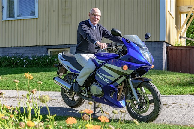 83-årige Erik Backman gillar sin Suzuki GS500F som han tycker är lagom lätt och smidig i trafiken.