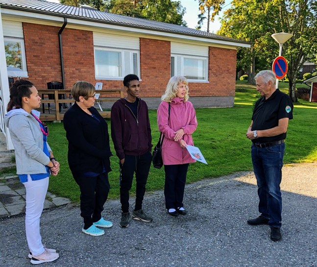 Äldreomsorgschef Lisen Bäck tar emot donationen av Torolf Höglund. Med sig har hon personal från hemvården.