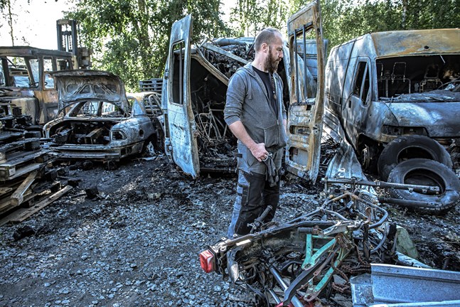 Christian Storbacka i Bennäs betraktar förödelsen efter branden i veckoslutet där närmare tio fordon totalförstördes.