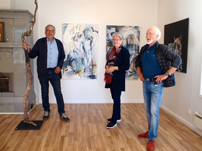 Leif Sjöholm, Tordis Ekman och Håkan Ahlnäs från Konstringen med verk från Jakartes medlemmar i bakgrunden.