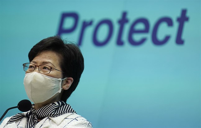 Den Pekingtrogne ledaren Carrie Lam uppmanar Hongkong-borna att testa sig.