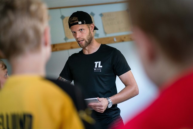 Som fotbollsspelare har Emil Öhberg tillbringat mycket tid i omklädningsrum.