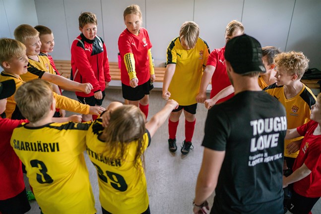 Ludwig Karlström (till höger), Isac Hellund, Tim Järn, Aron Boström, Eddie Paalanen, Olga Fagerholm, Veeti Suo, Pontus Fagerholm, Isak Lindfors, Miika Holmvik, Aatu Mård, Hannes Saarijärvi och Micu Pitkänen samlade i ring under Emil Öhbergs ledning.