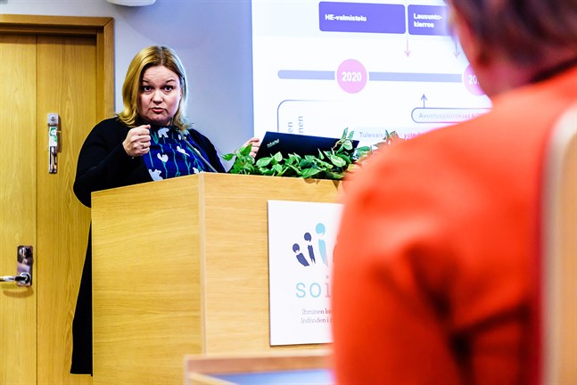 Minister Krista Kiuru försäkrar att Kronoby kan fortsätta anlita Soites tjänster även när den nya vårdreformen träder i kraft. Detta ifall samarbetsavtal mellan välfärdsområdena nås.