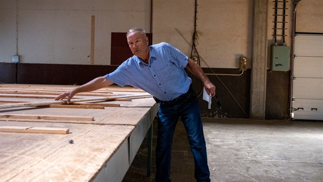 På det här bordet kunde en hel stockhusvägg ligga. Nu är det tre år sedan produktionen tog slut i fabriksfastigheterna i Petalax som Raymond Neumann äger.