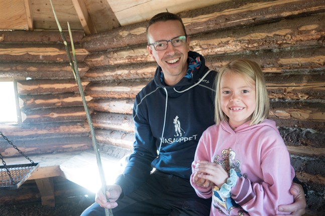 Kenneth Berg och dottern Amelie hörde till dem som bekantade sig med scoutverksamheten i Nedervetil i måndags.