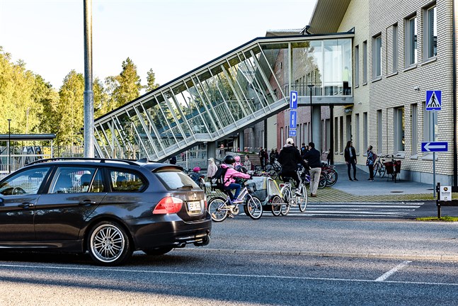 Till Karlebys svenskspråkiga skolor anställs 7 nya lärare tills vidare, 2 av dem ska jobba i Chydenius skola.