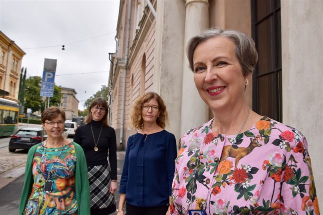 Från vänster Nina Nissas, specialsakkunnig i författningsöversättning, Susanna Karjalainen, gruppchef för författningsöversättarna, Eva Orava, specialsakkunnig i aktualitetsöversättning, och i förgrunden Kararina Petrell som leder enheten.