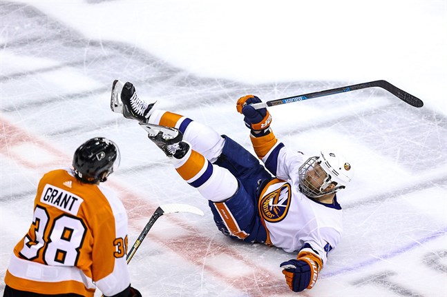 Derek Grant bjöd Islanders Leo Komarov på en kortare flygtur i den femte kvartsfinalen i Stanley Cup-slutspelet.