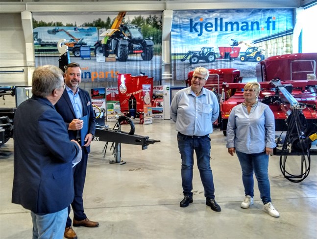 Tomas och Sonja Kjellman startade företaget 1988 och har under drygt 30 år skaffat Ab Tomas Kjellman en stabil position som importör och försäljare av lantbruksmaskiner och reservdelar. Till vänster kommundirektör Stefan Svenfors.