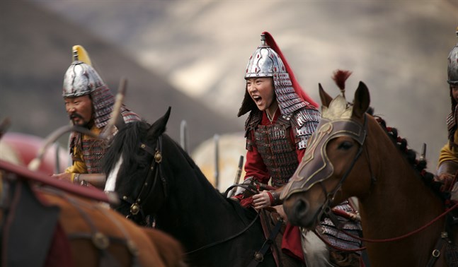Storfilmen "Mulan" skulle ha haft premiär på biografer runt om i världen i somras. Nu släpps filmen på Disney plus i december i stället. Pressbild.