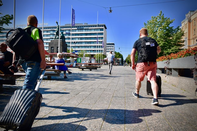 1,4 miljoner utrikesresor och 0,8 miljoner inrikesresor med avgiftsbelagd inkvartering annullerades eller framflyttades under perioden april-september, skriver Statistikcentralen.
