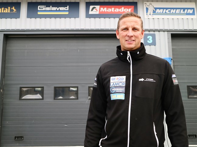 Mathias Hertén bjuder in traktens ungdomar till en mopedkväll. Också de som inte längre är ungdomar men någon gång varit det är välkomna.