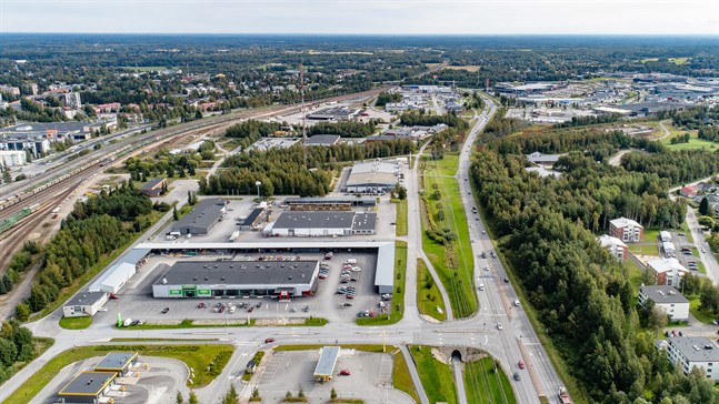 Få kvinnor ryms i inkomsttoppen i Mellersta Österbotten. Fotot är en flygbild över Karleby.
