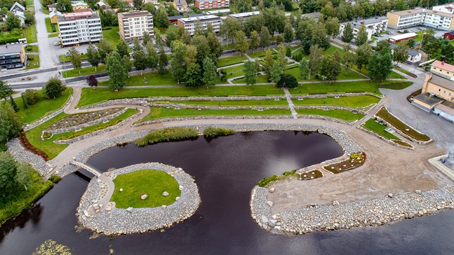 Ljusparken och Topeliparken bildar en helhet mellan Esplanaden och älven.