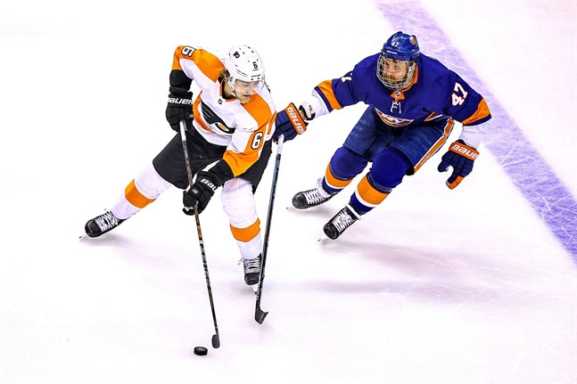 NY Islandersspelaren Leo Komarov (nummer 47) stör Travis Sanheim i Philadelphia Flyers. Komarov och hans lagkompisar har förlorat sitt övertag och är nu piskade att vinna den sjunde och sista kvartsfinalen.