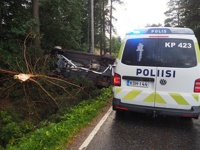 Olycksbilen hade stjälpt i diket.