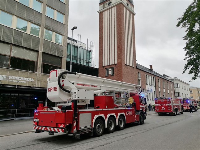 Sammanlagt sex enheter ryckte ut till den gamla röda byggnaden där bland annat Mellersta Österbottens förbund numera har sitt kontor.