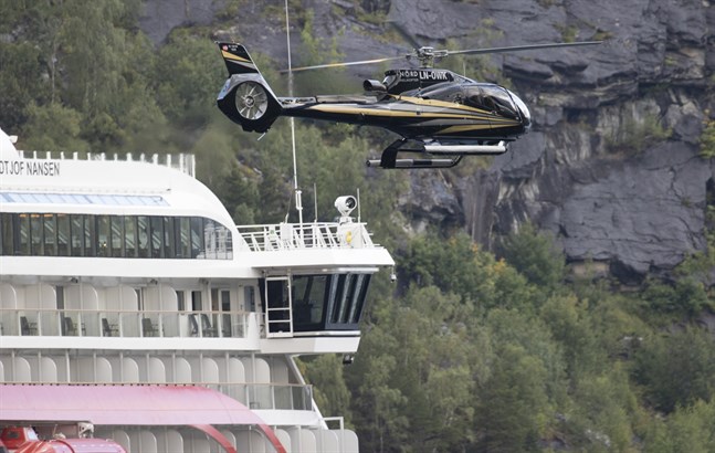 Helikoptrar syns i luften utanför Hellesylt med anledning av filminspelningen. De flesta av filmarbetarna bor ombord på Hurtigruten.
