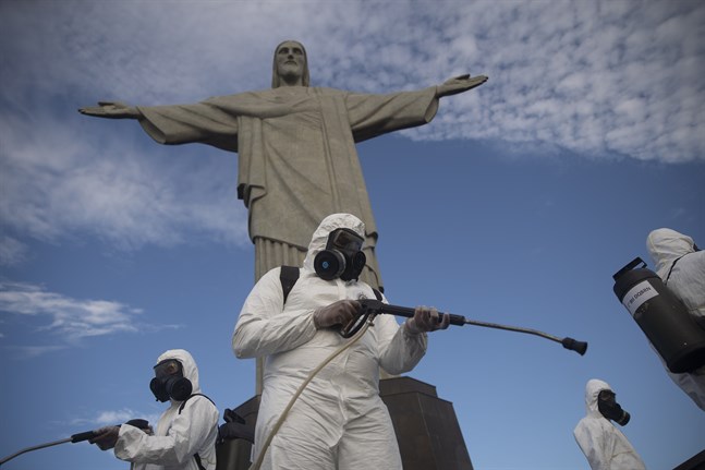 Militär desinficerar kristusstatyn som blickar ut över staden Rio de Janeiro i Brasilien. Arkivbild.