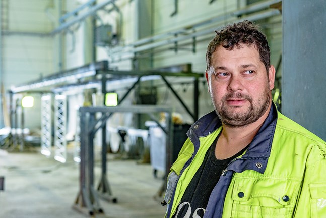 Det var tur i oturen att det fanns en ledig hall på Kållby industriområde. Niklas Östman på NP Blästring ser möjligheter för både utvidgning och utökat samarbete på området.