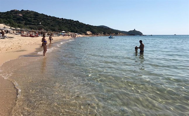 Ön Sardinien är bland annat känt för sitt kristallklara vatten, här sett utanför staden Chia.