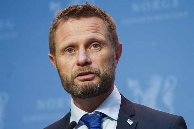Norges hälsominister Bent Høie (H) uppmanar norrmännen att vara fortsatt covidmedvetna.
