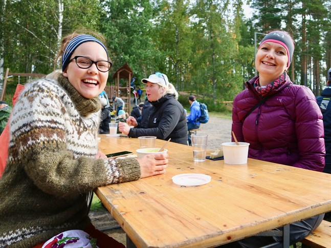 Sarah Granlund och Angelica Storkamp jobbar med utomhuspedagogik och lockades till Lappfors både som privatpersoner och pedagoger. De gav lunchen tio poäng.
