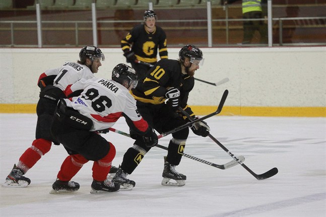 Jani Nylund (nummer 10) missade bortamatchen mot Kraft, men tar i Centers Hockeys hemmapremiär plats i första formationen mellan Matti Toskala och Casper Käld.