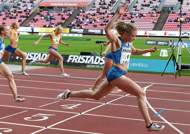 Lotta Kemppinen vann 100 meter i landskampen på 11,45. Bakom henne skymtar tvåan, svenskan Nikki Anderberg, och till vänster Anniina Kortetmaa.