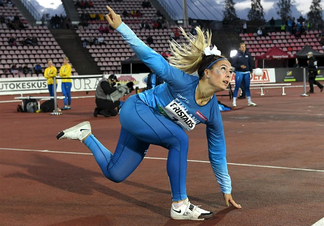 Unga Julia Valtanen gladde med personligt och seger i spjut.