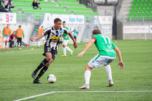 VPS lyckades sätta press på Ekenäs IF genom aktivt spel på kanterna. Här utmanar Momodou Sarr gästernas vänsterback Zacharias Ekström.