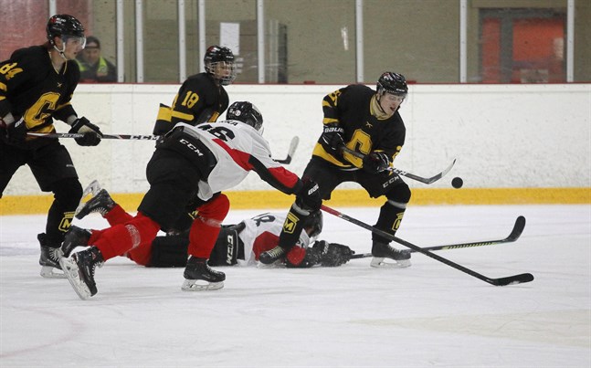 Centers Hockeys Joona Pesola i kamp om pucken med tidigare Jeppis Hockey spelaren från Kurikan Ryhti Iiro Pakka.