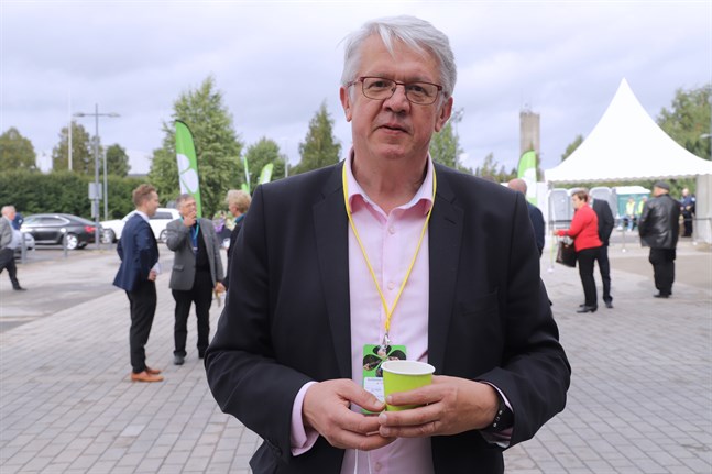 Juha Rehula tar nu en liten paus från centrala uppdrag inom Centern. Men han utesluter inte en comeback i något skede.