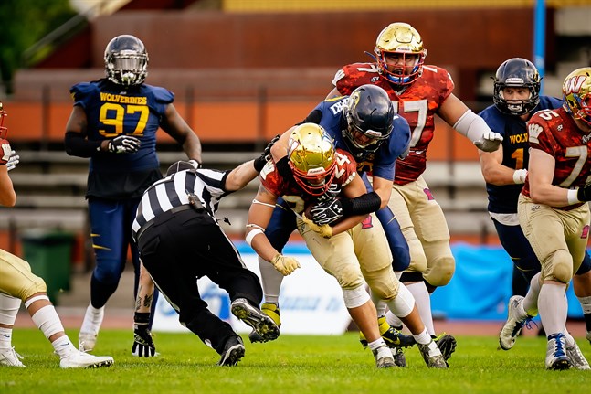 Nico Barrow stod för en touchdown i semifinalen mot Wolverines. Seppo Evwaraye i bakgrunden.