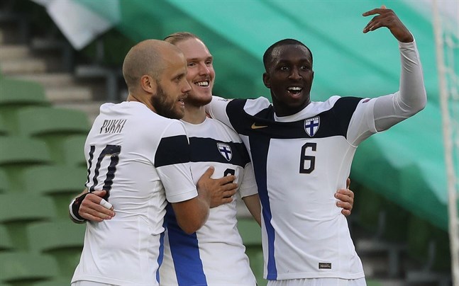 Fredrik Jensen firar sitt 0–1-mål med Teemu Pukki och Glen Kamara.