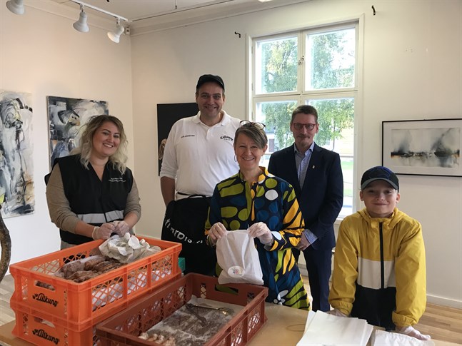Kristel Nordström, Steven Frostdahl, Majvor Grönroos, Mikael Lindvall och Mattias Nordström skötte utdelningen i Rådhuset i centrum, ett av tjugo utdelningsställen runtom i Nykarleby.