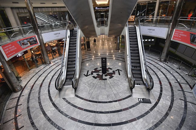 Shoppingcentret i Canary Wharf i London ekar tomt i en bild från i fredags.