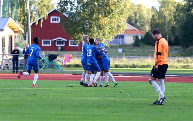 Mikael Hakala (till höger) hade en tung dag på jobbet där Norrvalla FF öste in hela fem mål.