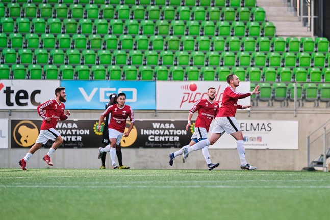 Det är fortfarande väldigt oklart när de lokala fotbollsserierna kan inledas. Bilden är från division 3-mötet mellan VPS Akatemia och Korsnäs FF i september förra året.