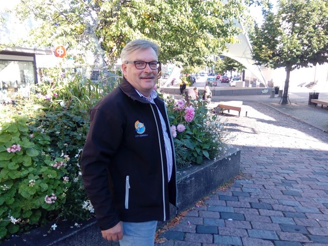 Kari Moilanen säger att det är viktigt för affärslivet att det ordnas evenemang i staden. Samtidigt måste man iaktta försiktighet för att undvika smittspridning.