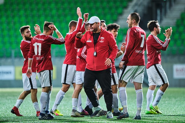 KoFF:s tränare Tomislav Krstevski och spelarna jublar efter segermatchen mot VPS Akatemia på Elisa stadion i september. Det blir ingen ny säsong i KoFF för Krstevski.