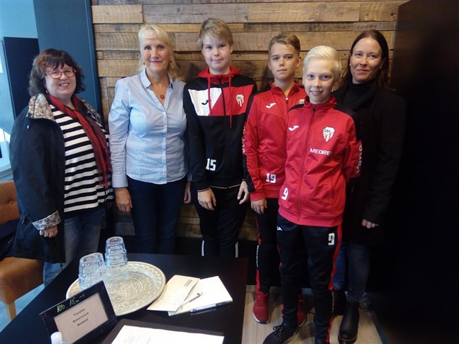 Jaana Pikkarainen-Haapasaari, Eivor Cygnel, Tomas Tissarinen, Felix Hagström, Niklas Nyman och Kati Bång såg fram emot att ordna en mysig julmarknad som ett samarbete mellan Eivor Cygnel och GBK -07. Men nu är också den julmarknaden inställd.