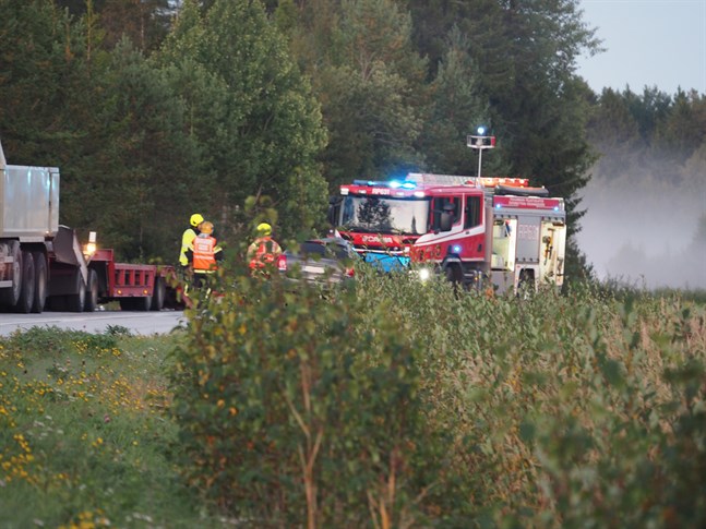 Personbilen har av okänd orsak krockat med en lavett som stod på vägen.
