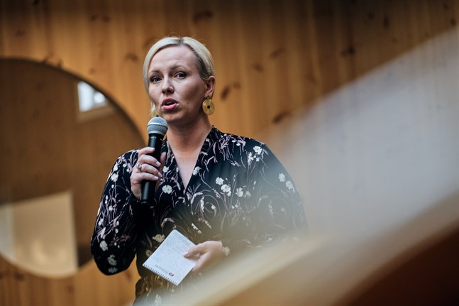 Johanna Holmäng, SFP:s kretsordförande i Österbotten, stöder beslutet om det flyttade kommunalvalet.
