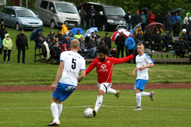 Kaskö IK:s Bekir Kadic fick kämpa mot Krafts Jens Nygård i derbyt i juni i fjol. På lördag möts lagen igen i Kaskö.