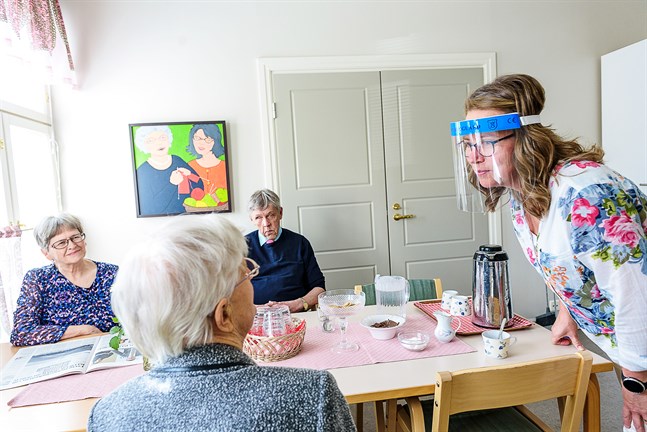 Margaretha Evars, Svea Sandström och Berndt Wiklund trivs i varandras sällskap och tycker om när Yvonne Forsman aktiverar dem på olika sätt.